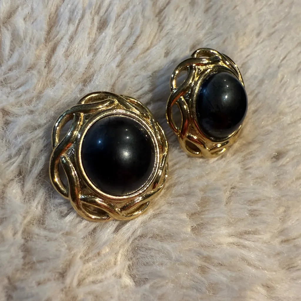 Vintage Crown Trifari Gold Tone Dome Shaped Black Glass‎ Cabochon Clip Earrings - Image 3