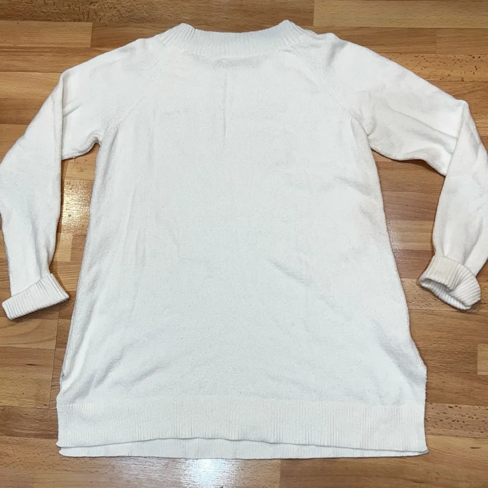 White Sweater, Super Soft Long Sleeved, Tunic sides, Size Medium - Image 8