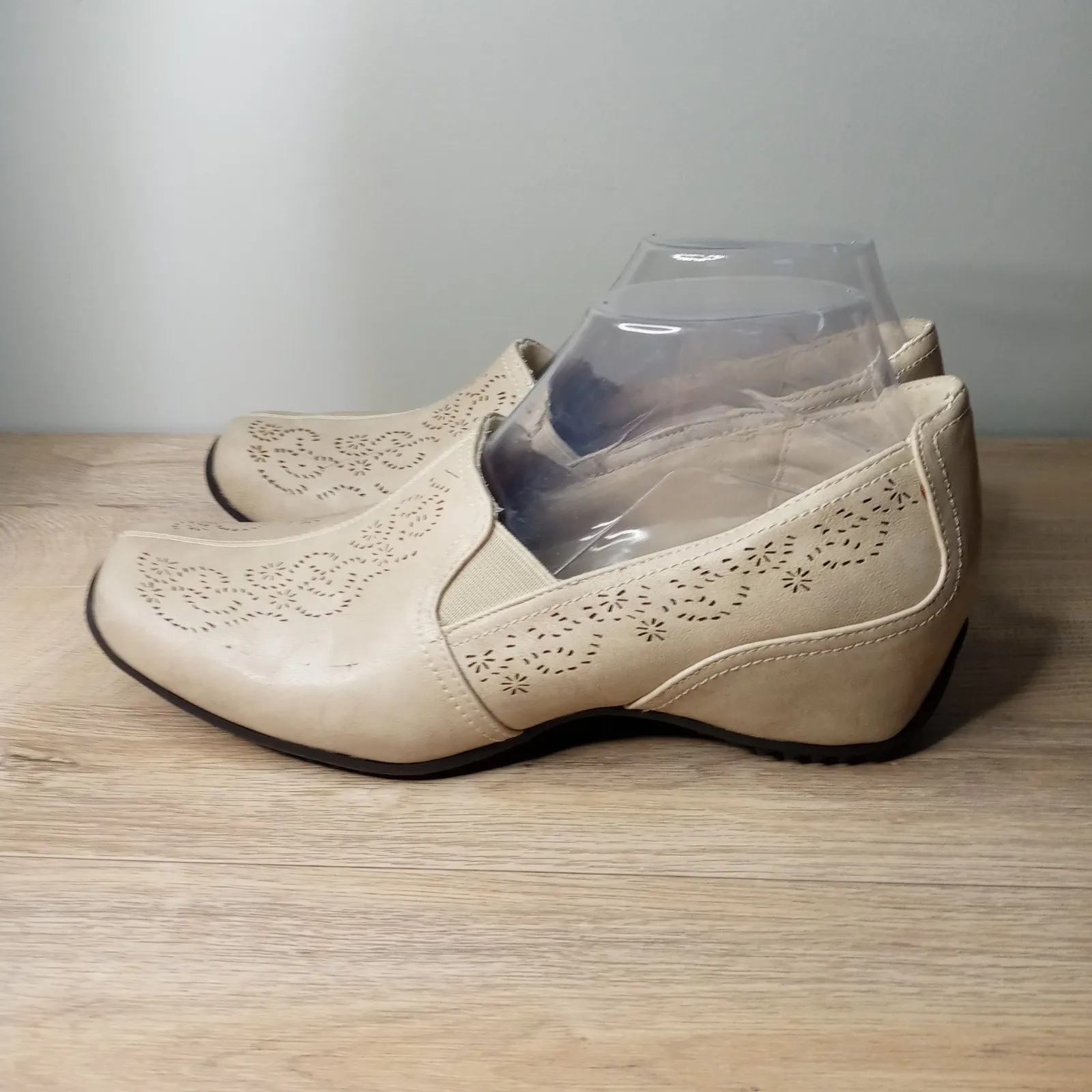 Easy Street Womens Beige Cutout‎ Slip On Comfort Wedge Loafers Size 8W - Image 2