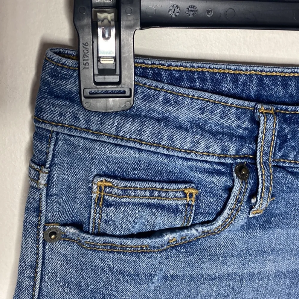 Universal thread high rise shortie distressed light wash denim shorts size 27 - Image 3