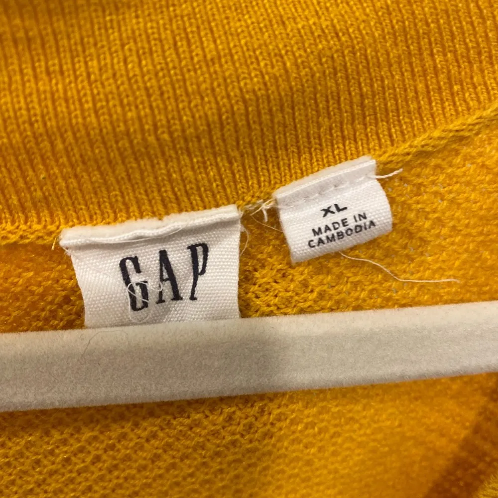 GAP Waffle Thermal Thin V Neck Fall Sweater - Image 3