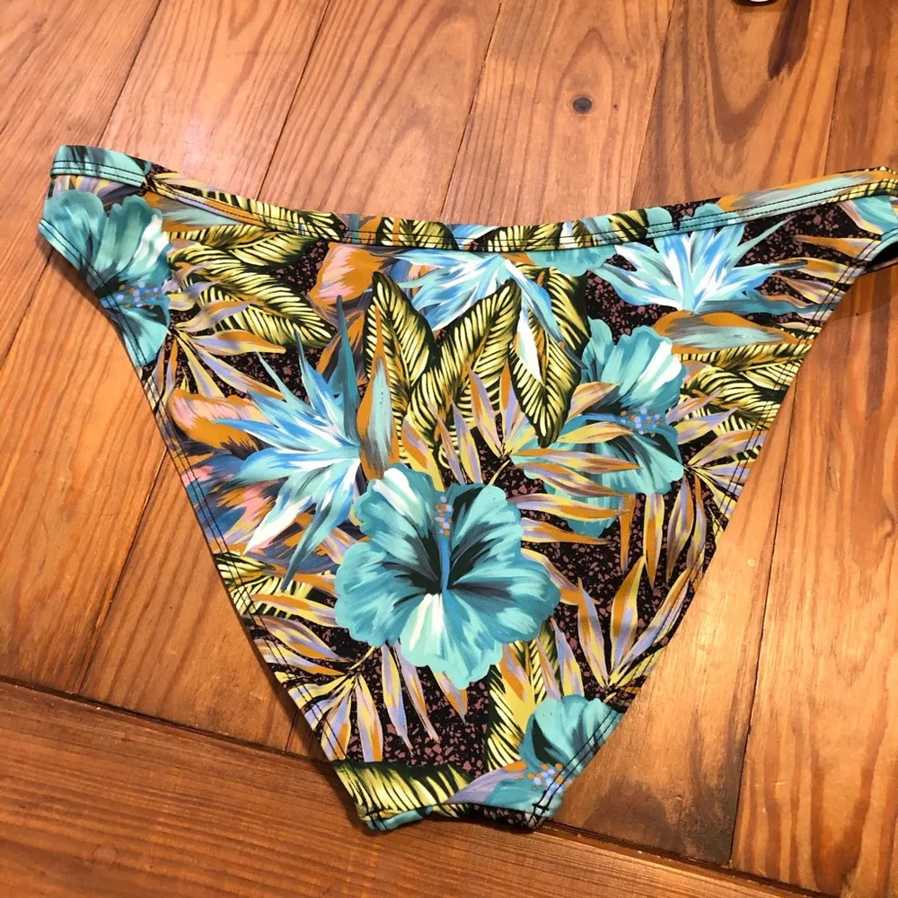 NWOT Out from Under Tropical Leaf Print Bikini Bottoms L - Image 5