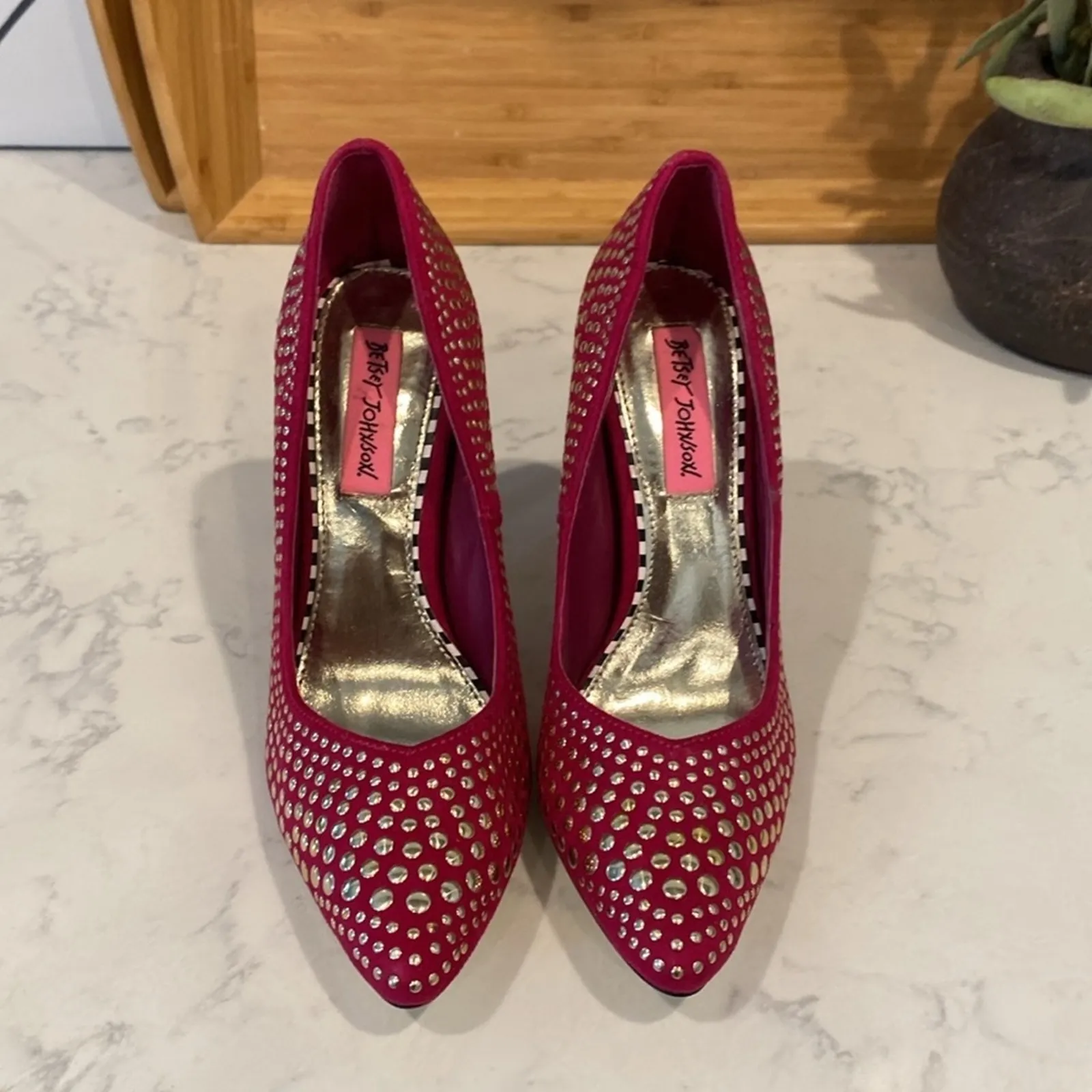 Betsey Johnson Faalyn Fuschia Studded Pointed Toe heels rocker size 6.5 quirky - Image 6