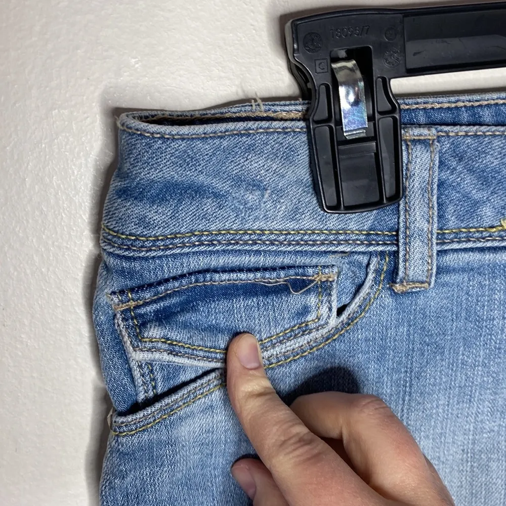 Forever 21 distressed denim cuffed mini shorts size 28 - Image 3