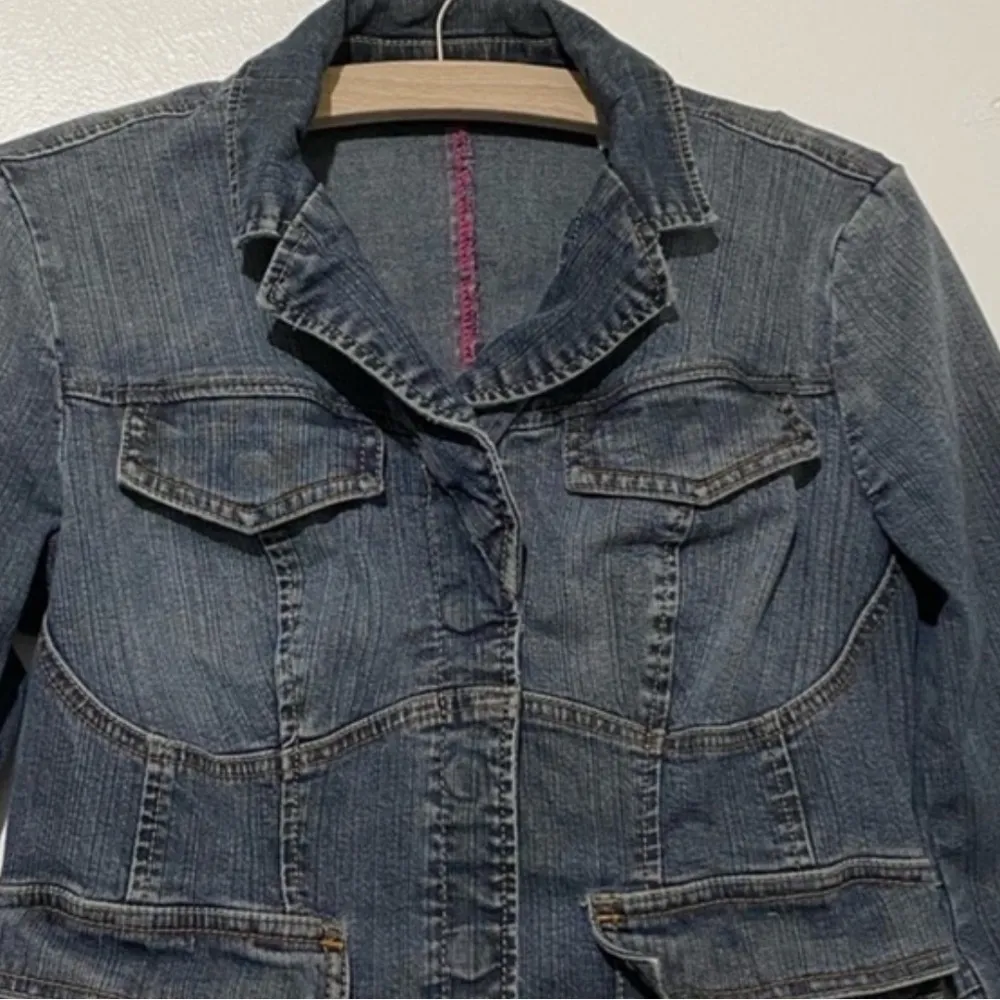 Express cropped denim jacket with pink accents and snap buttons - Image 7