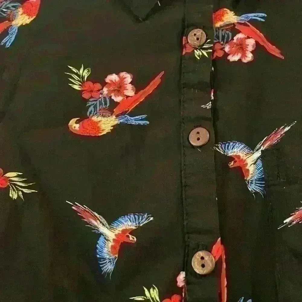 Love Note Women’s Hawaiian Button-Down Crop Top - Image 3