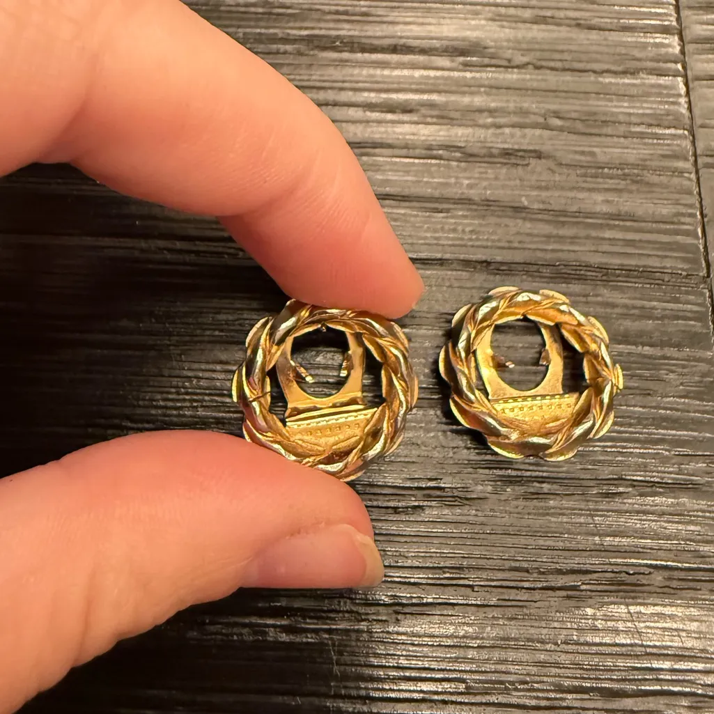 Vintage Set of (2) Gold Twist Circle Scarf Neck Tie Clips Costume Jewelry - Image 2