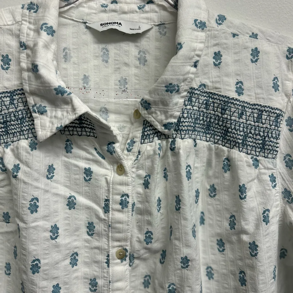 Women's White and Blue Patterned Button Down Shirt Size L - Image 2