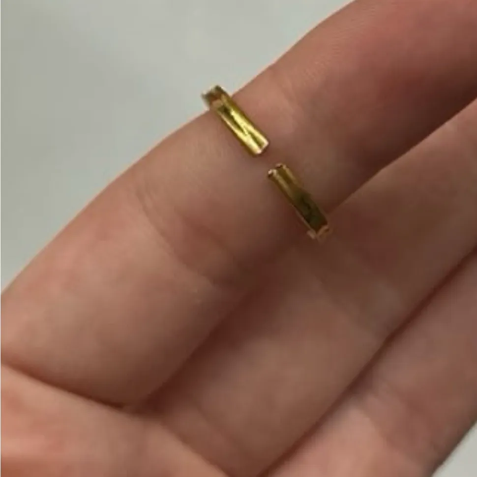 Elegant Gold and Red Gemstone Ring - Image 4