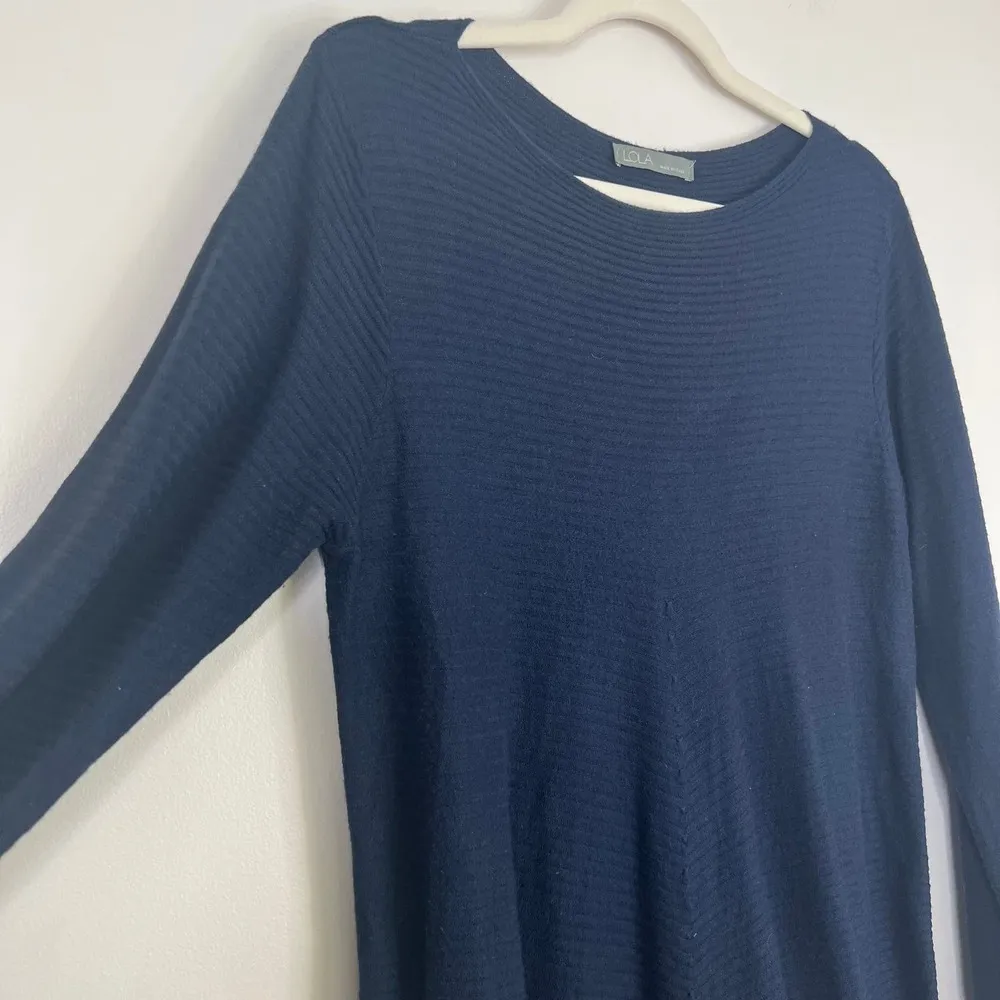 LOLA Navy Blue Ribbed Knit Long Sleeve Longline Tunic w/ Slight Boatneck Sweater Size M - Image 4