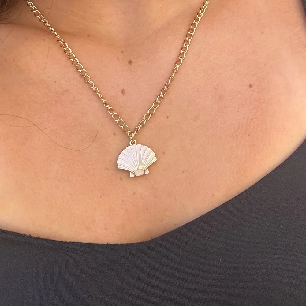 Gold Seashell Pendant Necklace - Image 2