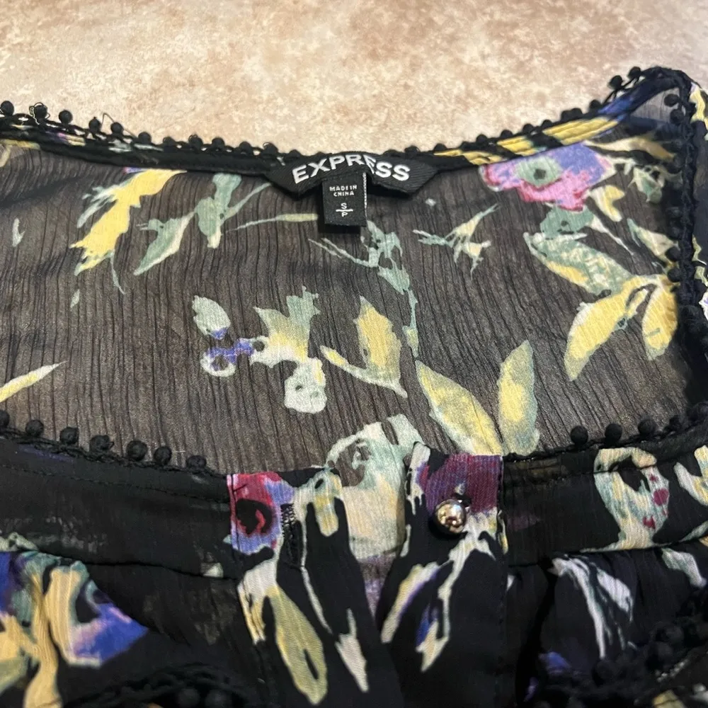 🆕 Express floral peplum sheer scoop neck cami tank top black purple small - Image 4