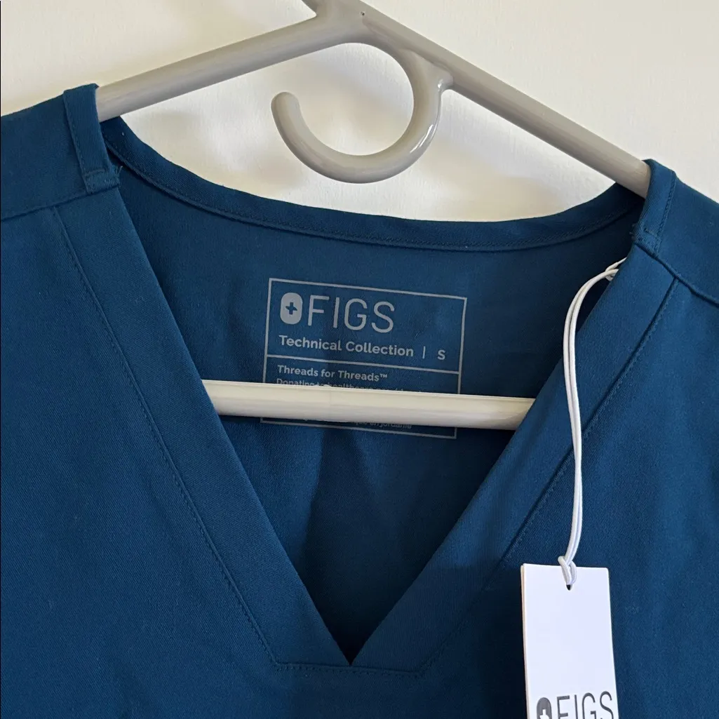 Figs Casma Three Pocket women's scrub top NEW NWT Small - Image 4