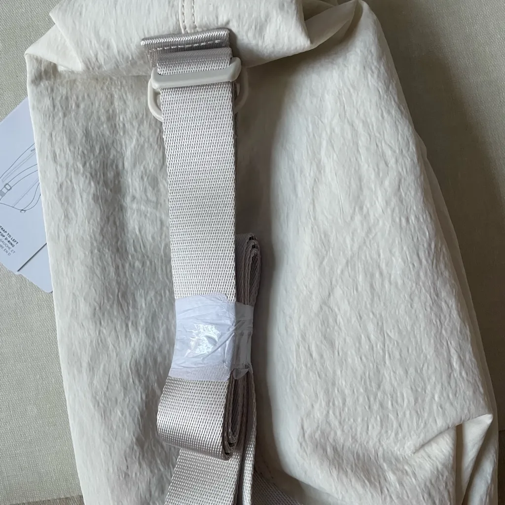 Lululemon Fast Track Bag 2.0 9L - Light Ivory - Image 6