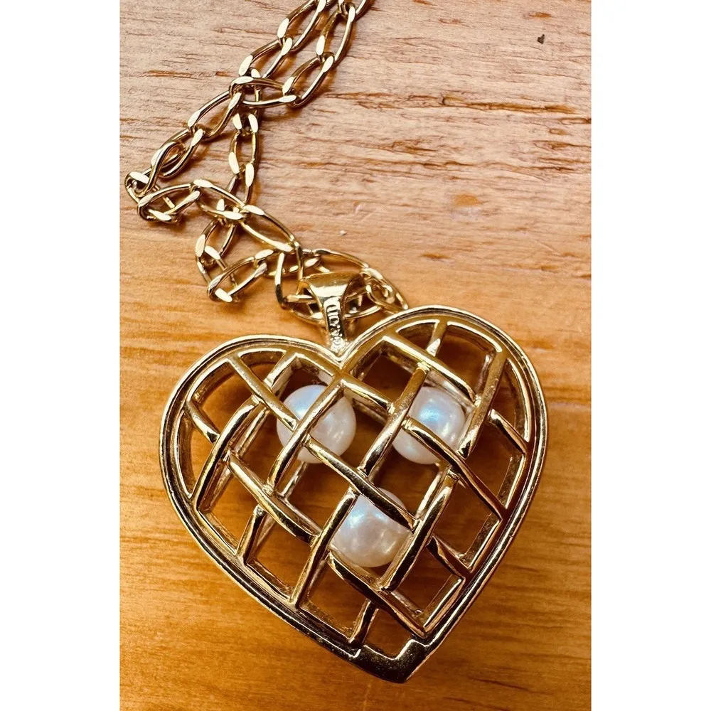 Avon Gold Tone Large Puffy Caged Capture ur Heart w/Faux Pearls Pendant Necklace - Image 9