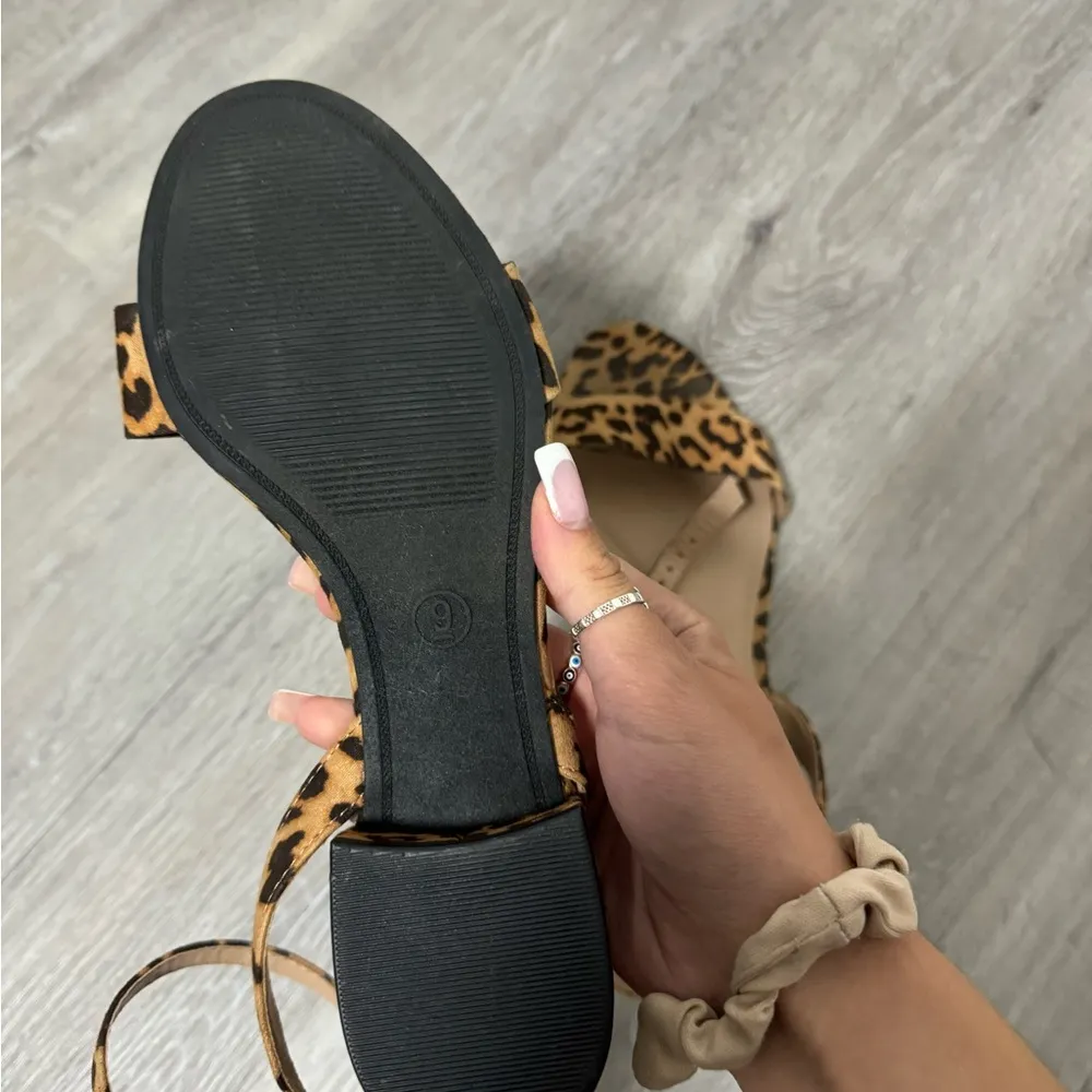 Cushionaire animal print heeled sandals Size 9 - Image 4