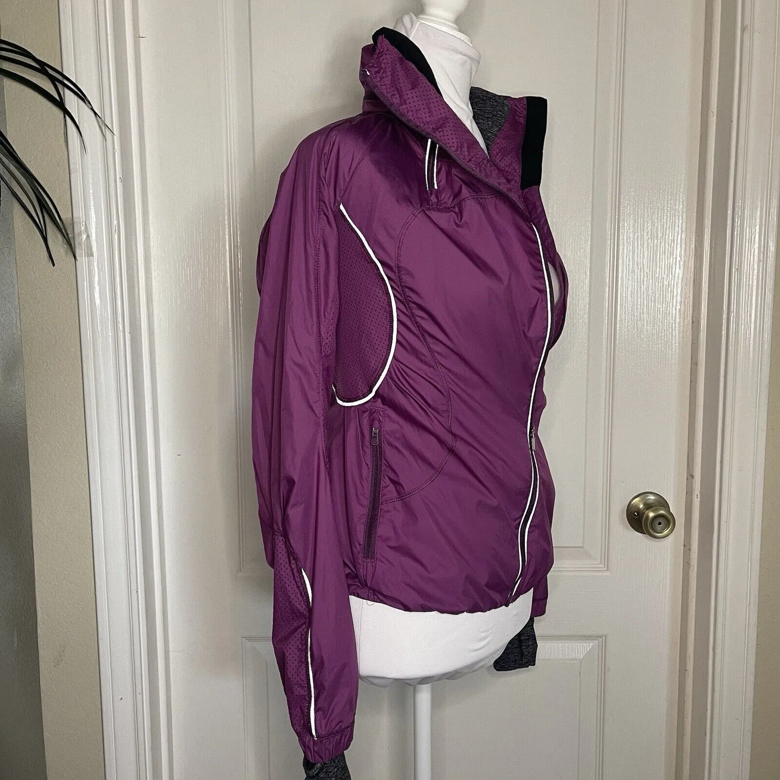 Lululemon Inspire Run Woman’s Sz 2 Hooded Running Jacket Dewberry Hand Warmers - Image 4