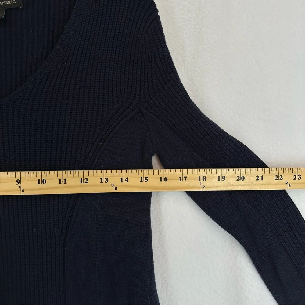 Banana Republic Scoop Neck Knit Basic Pullover Sweater Womens Small Blue - Image 4