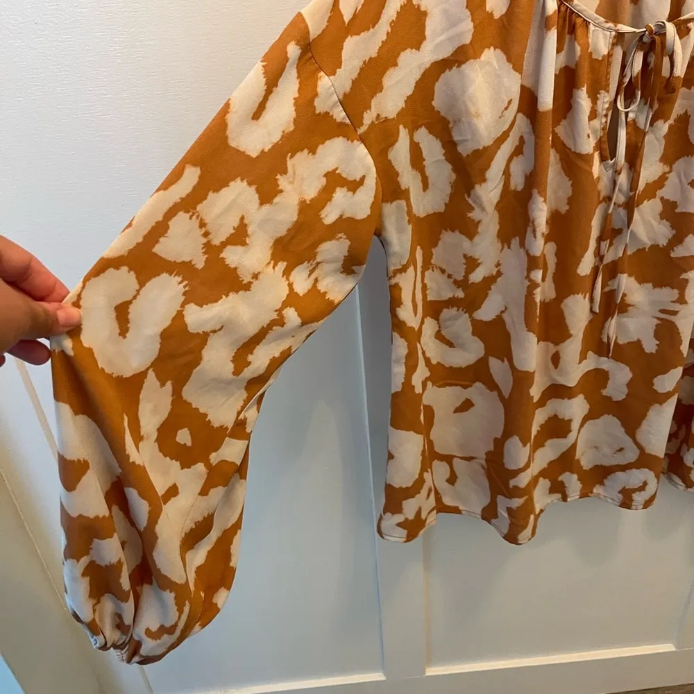 Elizabeth & James Leopard Uptown Peasant Blouse Large - Image 3