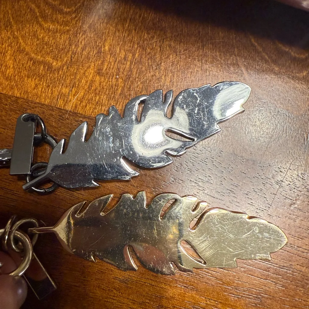 Two Jessica Simpson Leaf Shape Gold Gray Purse Bag Charm metal - Image 6