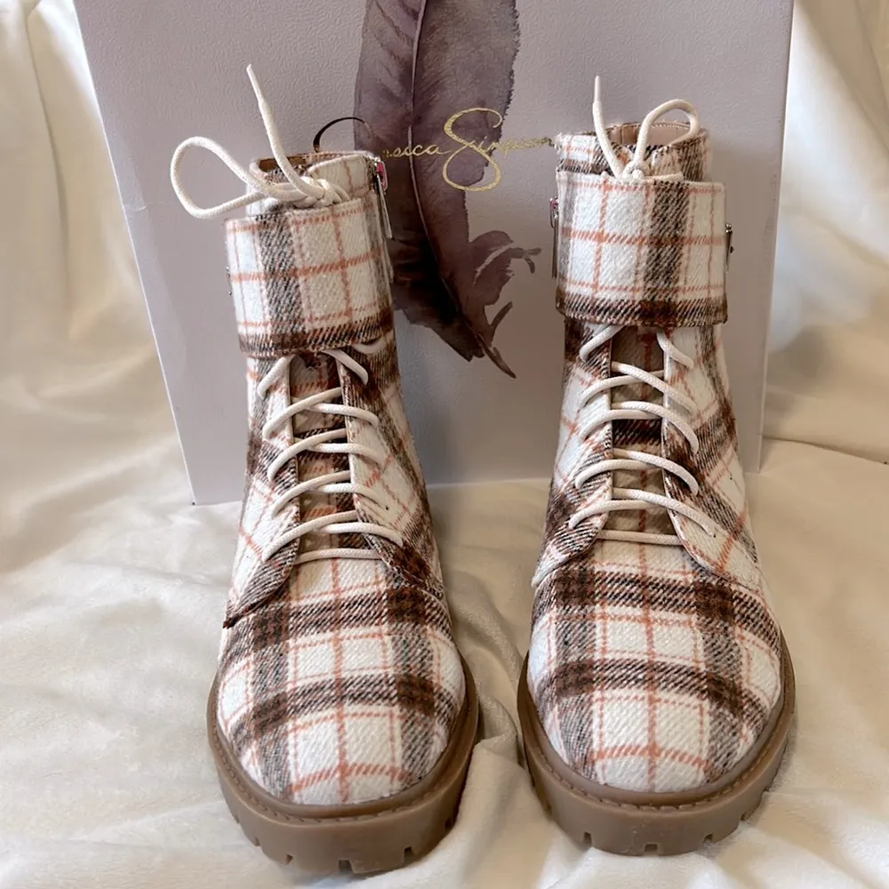 combat boot cap-toe white & brown plaid print size 8 NIB - Image 6