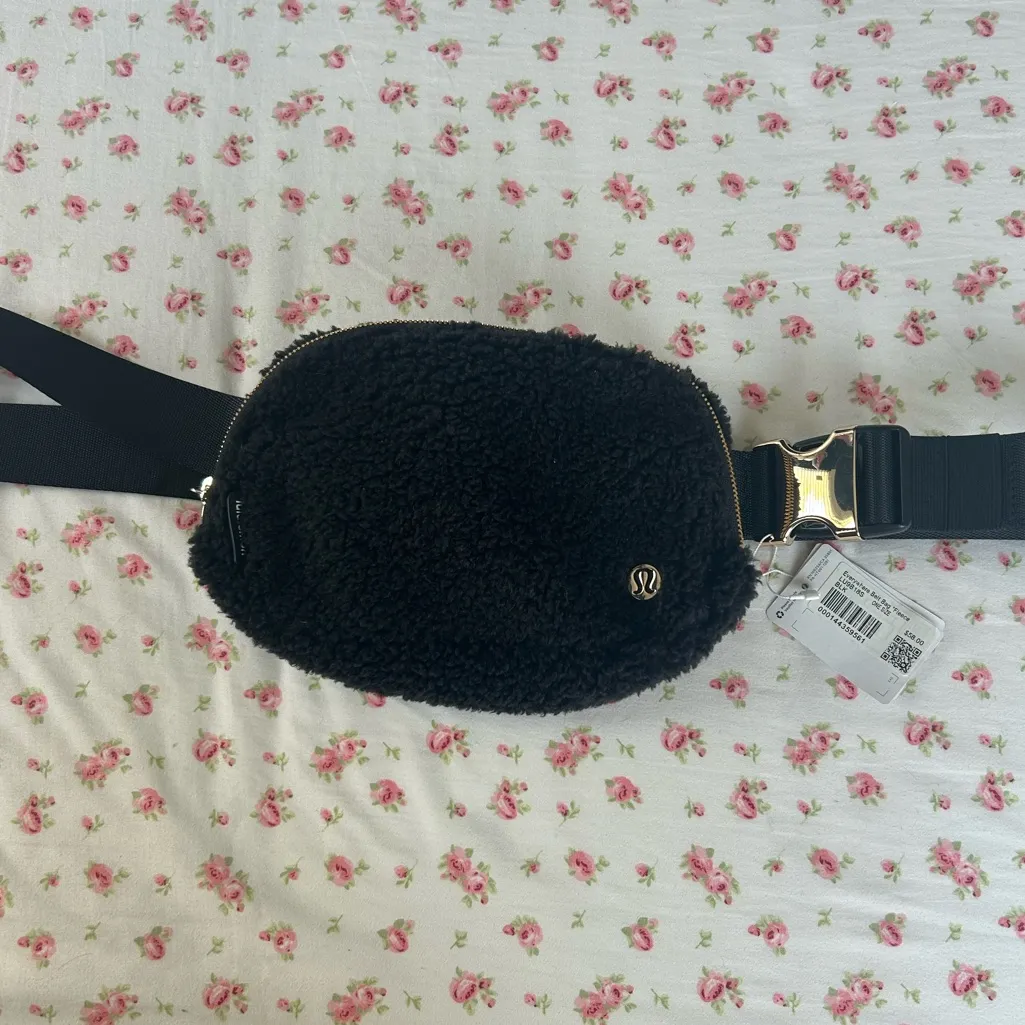 Lululemon Everywhere Belt Bag Black Fleece - Image 2