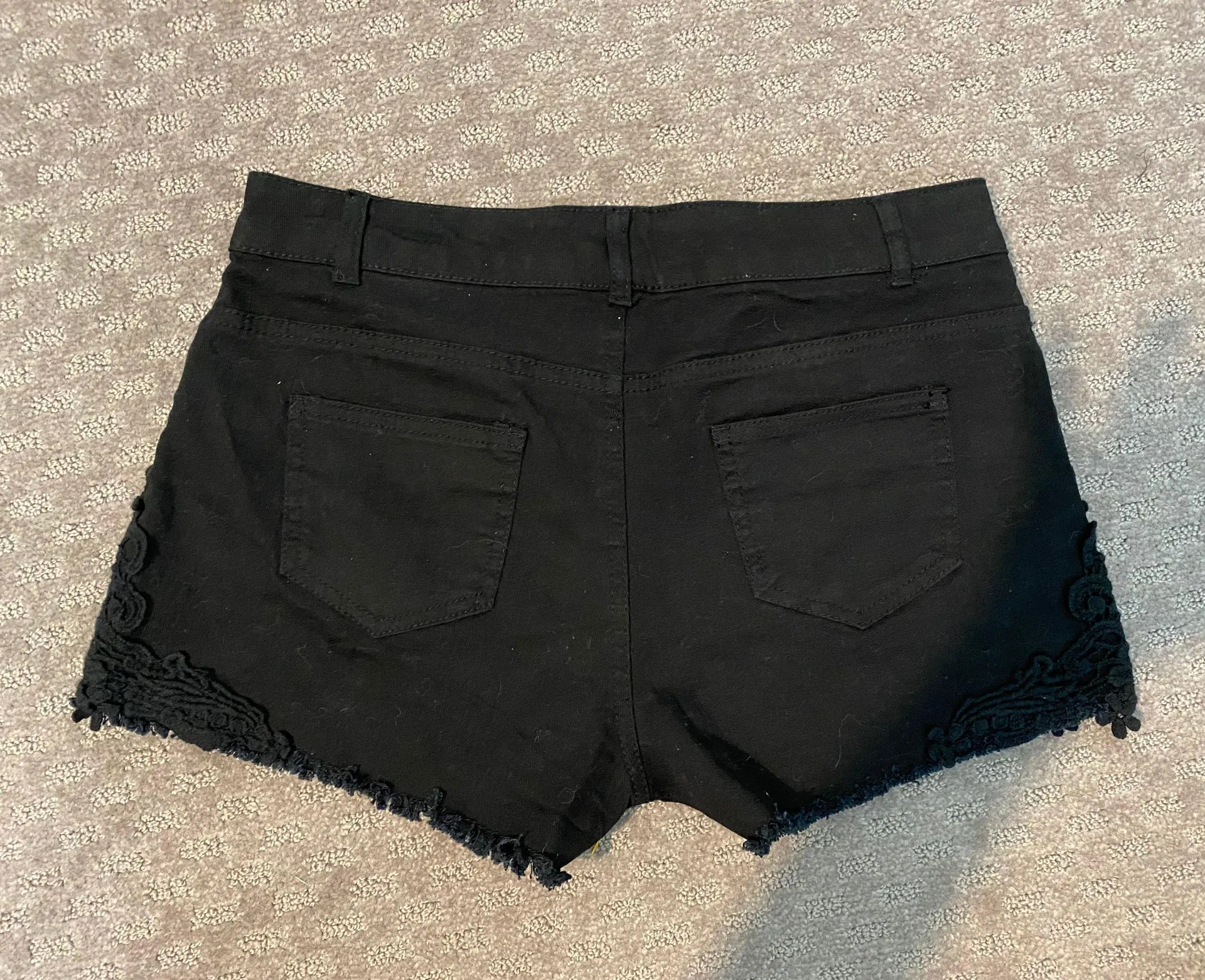 NWOT  jean shorts with lace trim. Sz M - Image 2