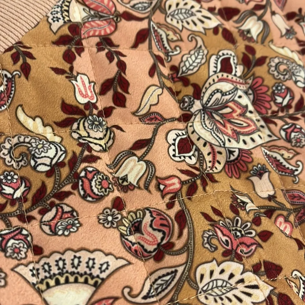 Let Me Be Quilted Paisley Print Short Sleeve Shirt - Image 3