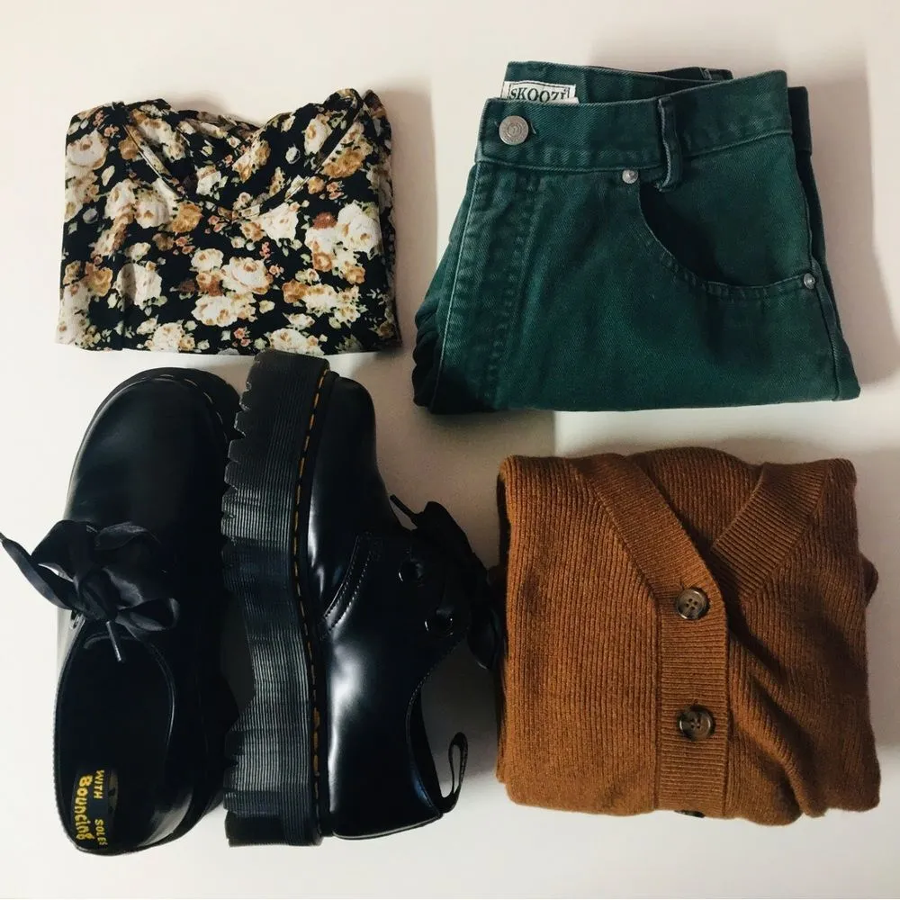 PacSun Black Floral V-Neck Semi-Cropped Top EUC Size S - Image 2