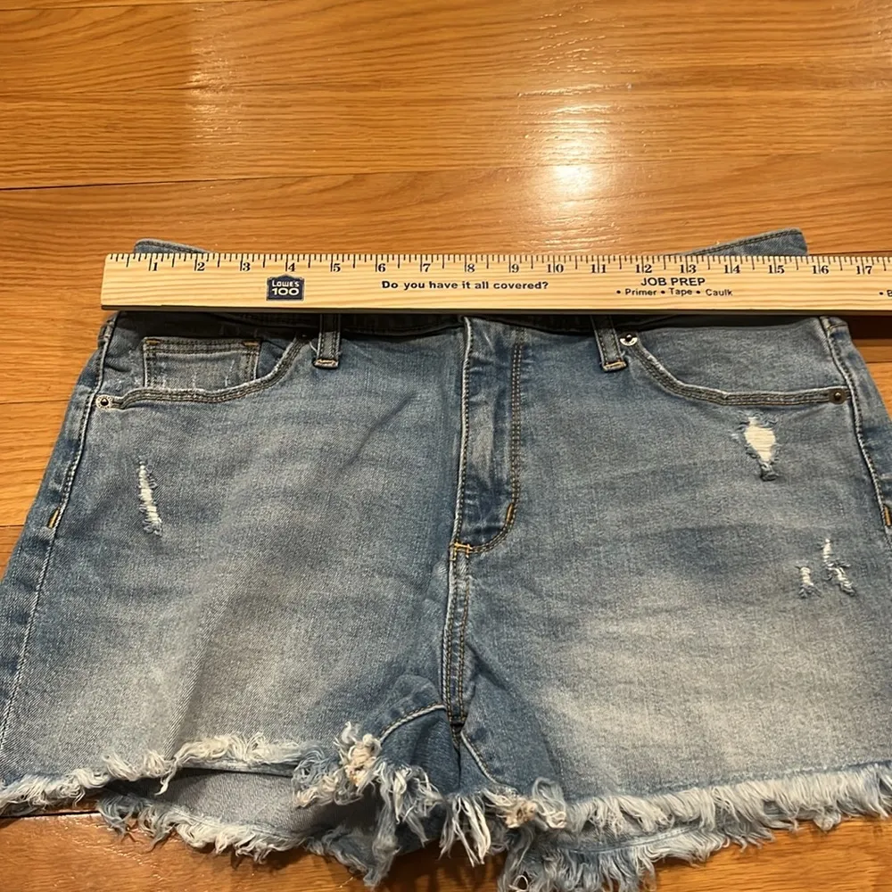 Universal thread high rise shortie jean shorts size 8/29 . - Image 3