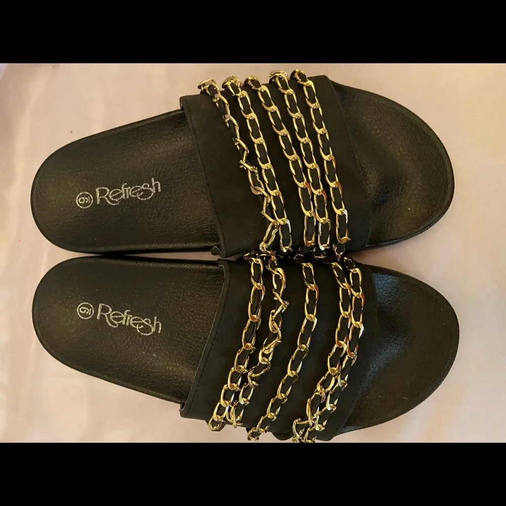 Black sliders with 5 layers of Gold Chain size 9 - Image 4