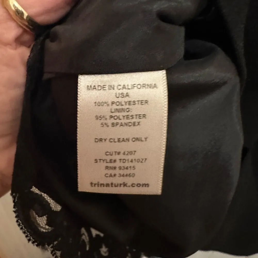 Trina Turk black shift career dress. Zip back split hem lace edge liner Size 10 - Image 7