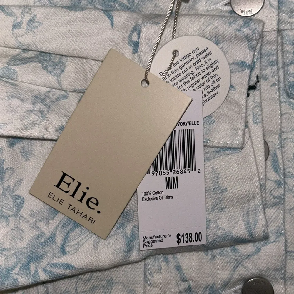 Denim Cropped Long Sleeved Floral Printed Jean Jacket Size M NEW - Image 8