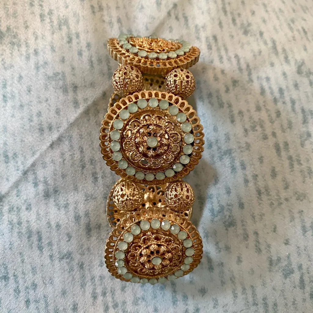 Adorable mint green and gold stretch bracelet! ✨✨ - Image 5