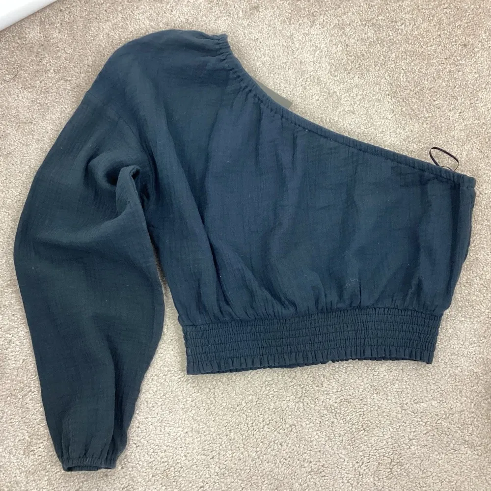 Le Lis Collection One Shoulder Gauzy Crop Top Small NWT - Image 2