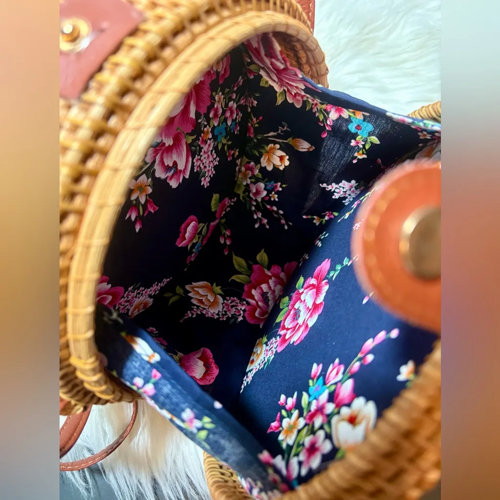 Beautiful Round Tan Rattan Crossbody Bag - Image 7