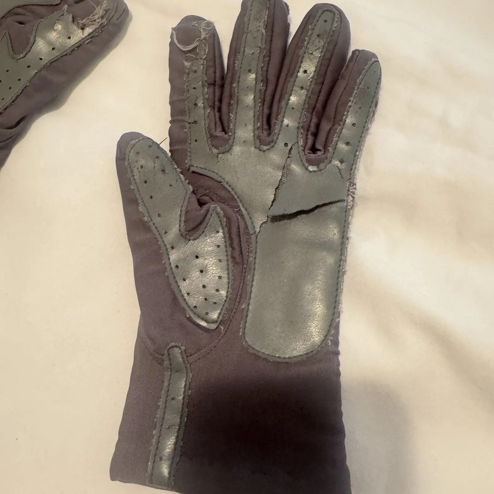 Isotoner Vintage Gloves Womens One Size Fits All Beige Gray Driving - Image 4