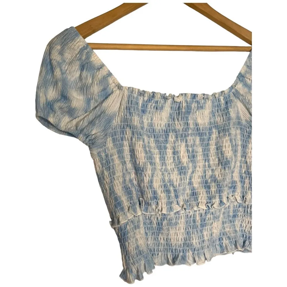 New Lush Womens Size Medium Cropped Top Smocked Cap Puff Sleeve White Blue Swirl - Image 9