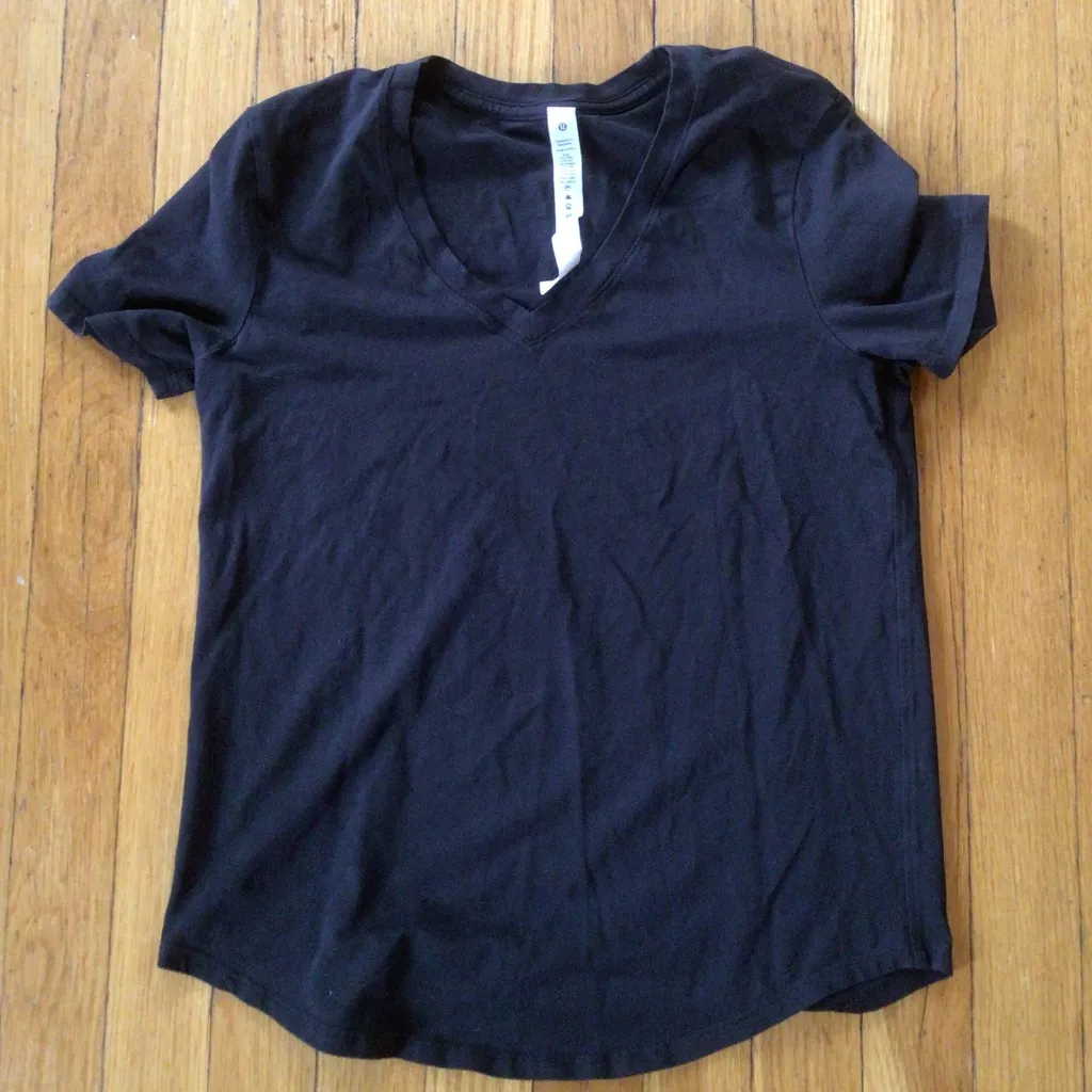 LuLulemon Little Bit of Love 111 Tee sz  2 in black - Image 4