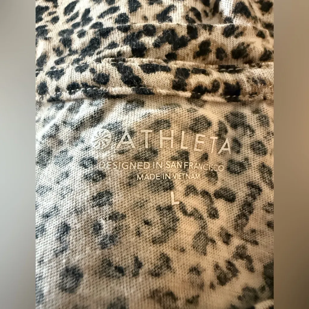 Athleta Daily Printed Tee T-Shirt Animal Print Sporty Loungewear Size Large - Image 2