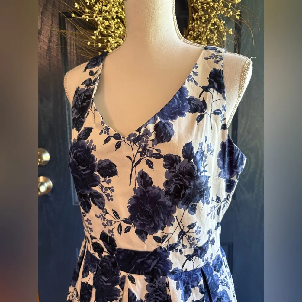 White Dress with Navy Flowers size Large with pockets. Made in the USA. - Image 2