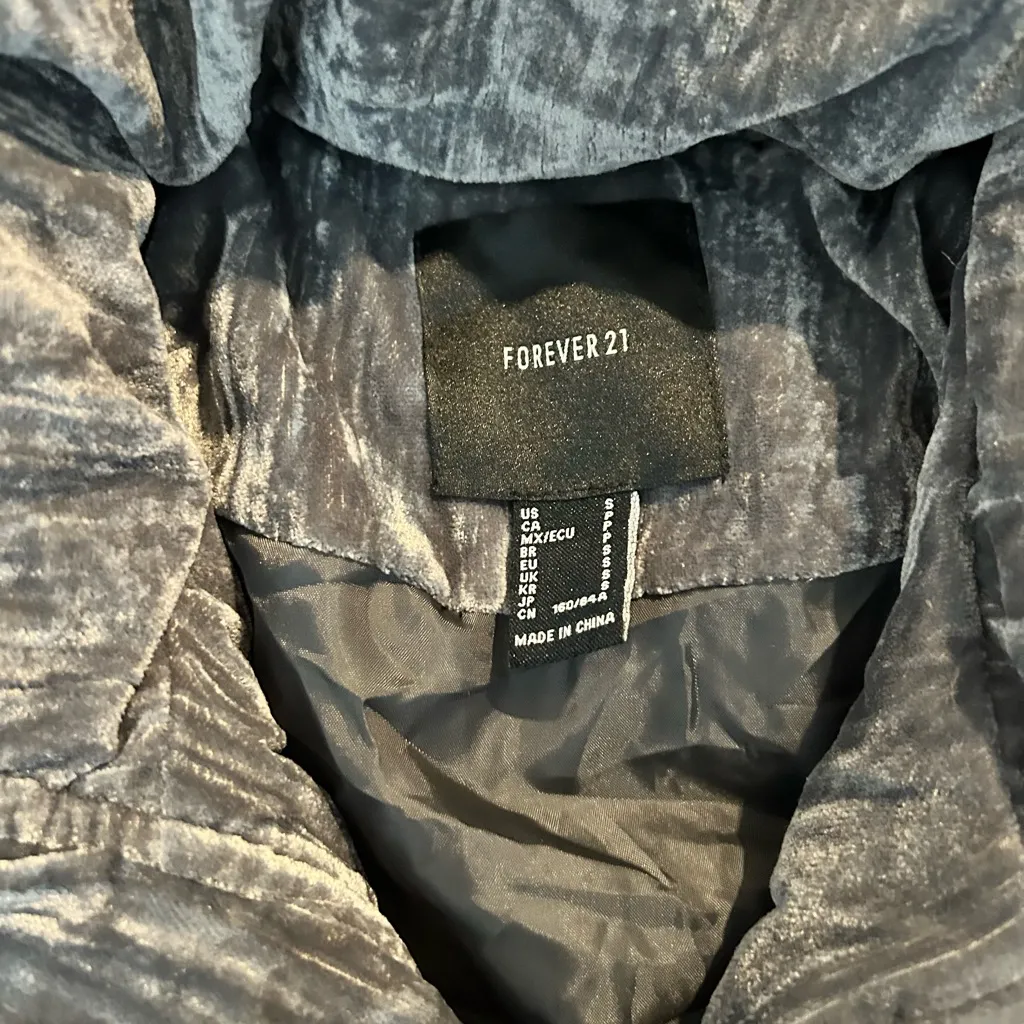 Forever 21 Velvet Gray Cropped Jacket - Image 4