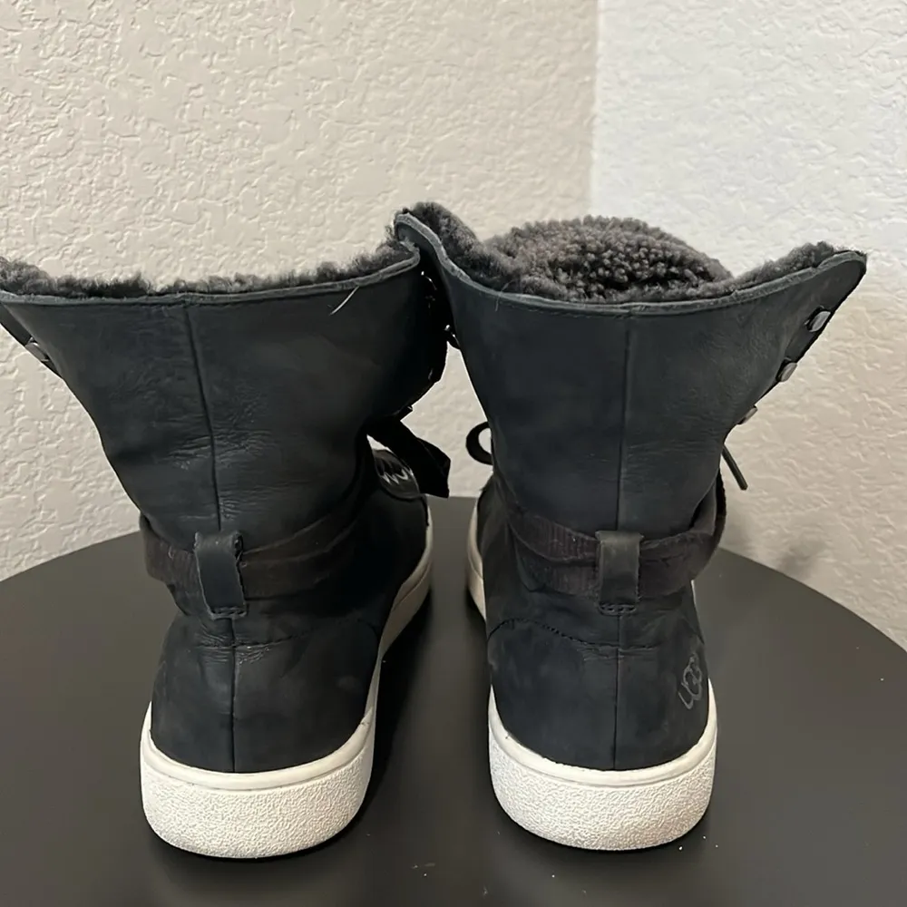 UGG (NWOT) Starlyn Leather and Sherling, Black, Size 6 - Image 6