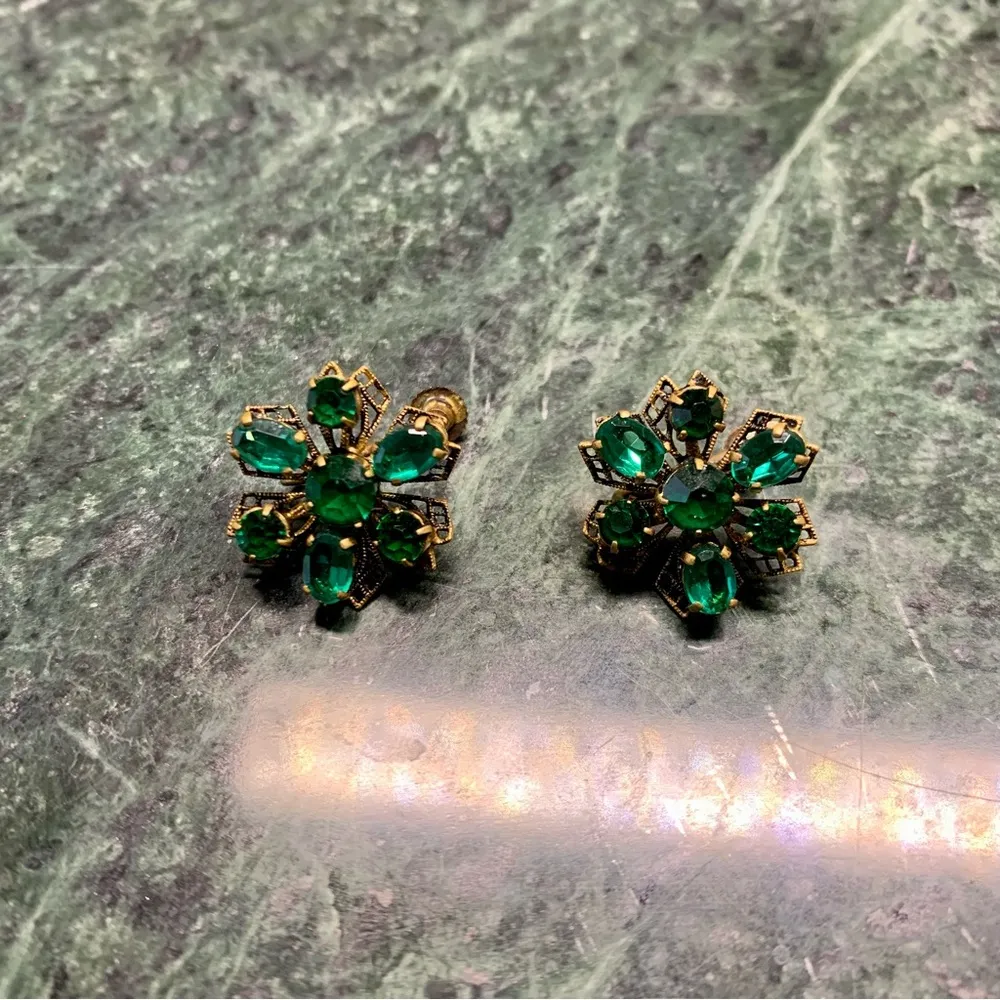 Emerald Green Glass Czechoslovakia Screw Back Earrings Floral Flower Shape VTG Gold - Image 2