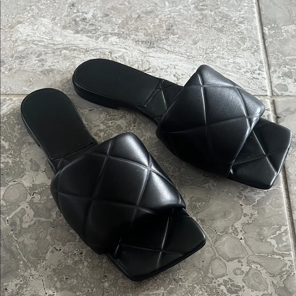 Bottega Veneta Lido Leather Flat Slides in Black, Size 42 -Like New Retail 1,250 - Image 2