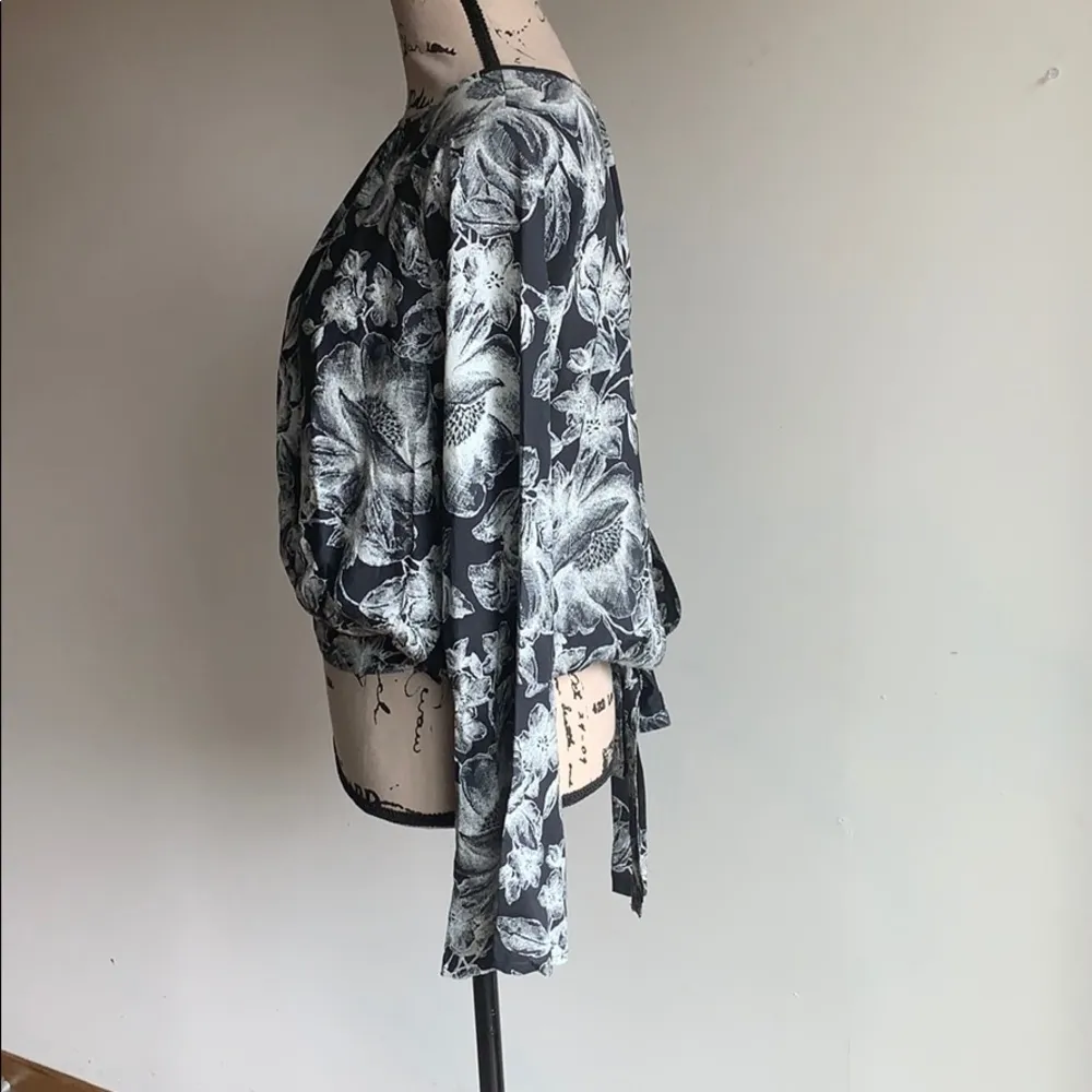 Melrose and Market Floral Hatchback Bell Sleeve Black Blouse Size Small NWT - Image 7