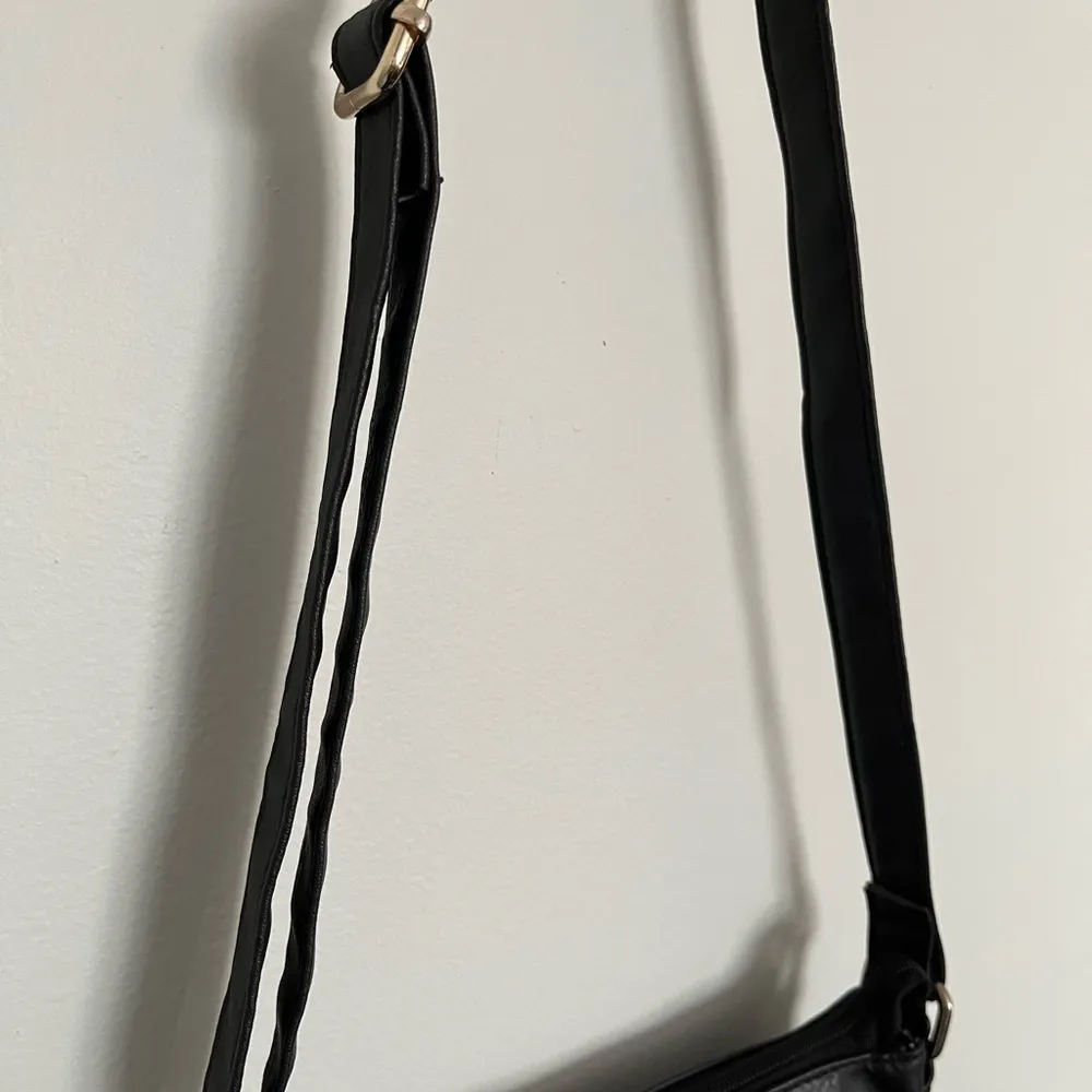 Black Rivet Cross Body Bag. - Image 3