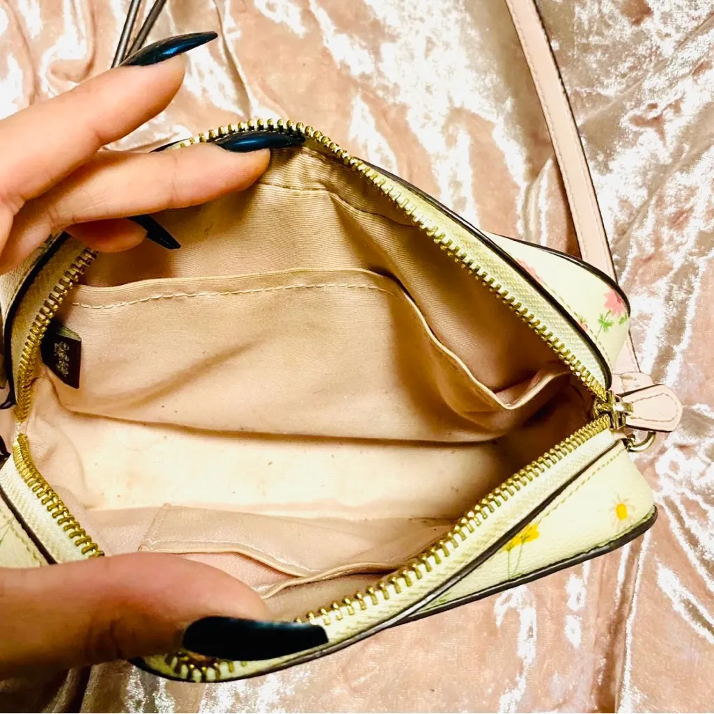 Coach Canvas/Crossbody Bag White With Floral Print And Hang Tag - Image 4