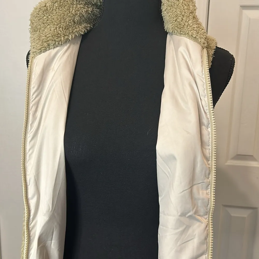 Los Gatos Vest - Fuzzy And Soft Beige Vest - Like New!  - Image 5