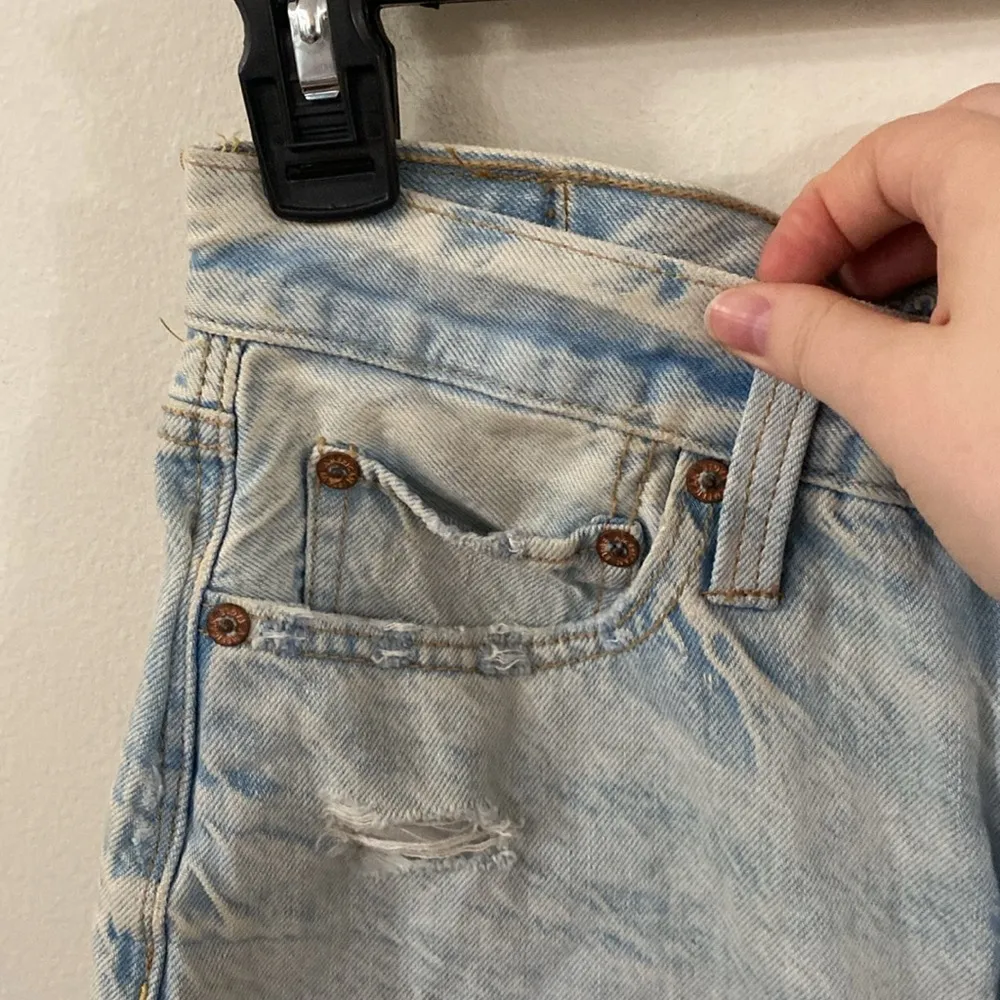 New American Eagle 90s boyfriend acid wash fringe hem denim shorts size 6 - Image 6